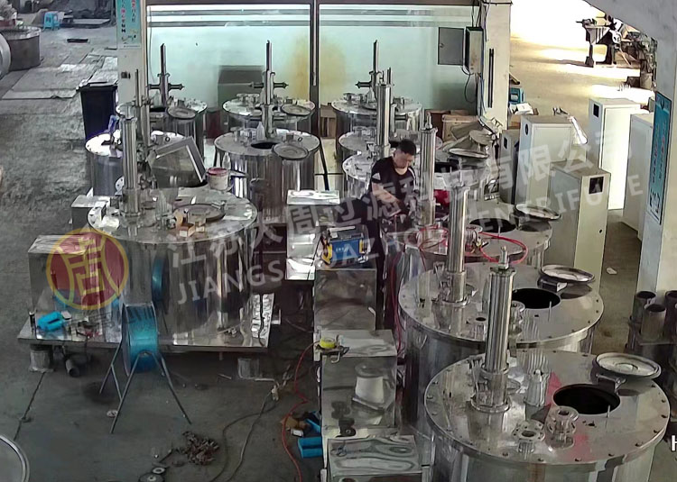 間隔三年張經(jīng)理又來采購大周刮刀全自動(dòng)離心機(jī)